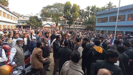 নারী শিক্ষকের সঙ্গে অসদাচরণ, শিক্ষা কর্মকর্তার শাস্তি দাবি