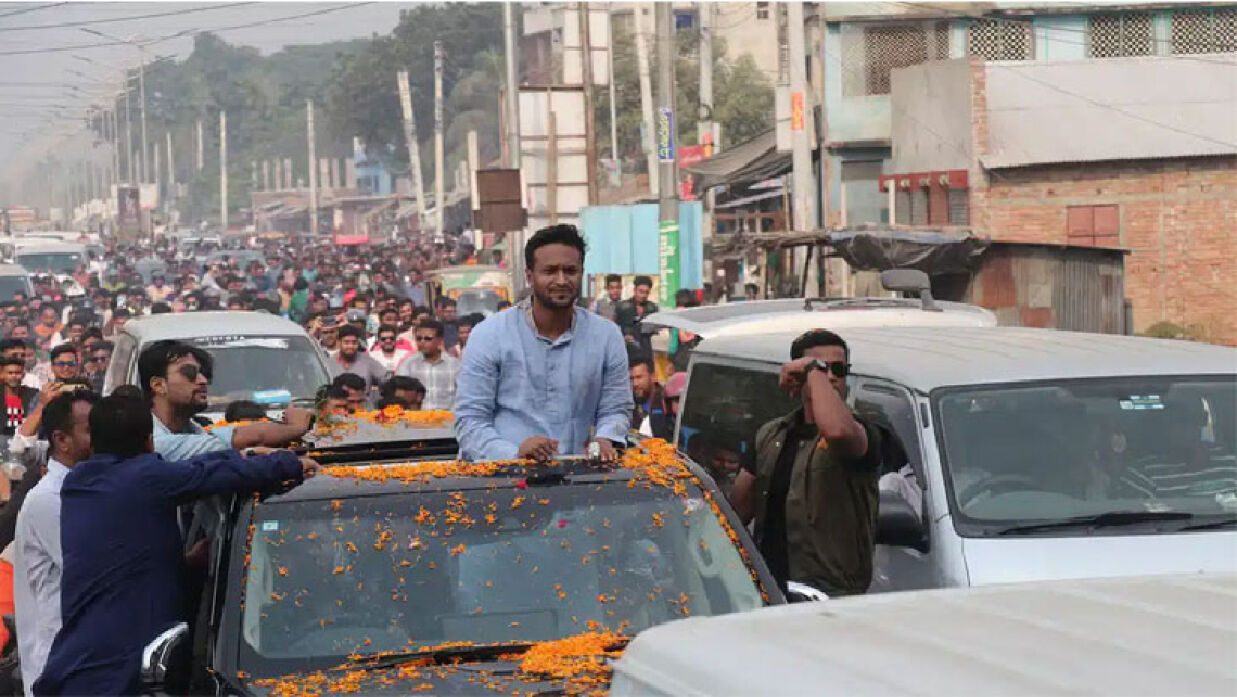 আচরণবিধি লঙ্ঘন সাকিব আল হাসানের, সতর্ক করল ইসি