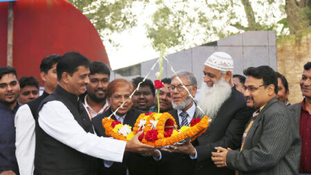 নৌকা প্রার্থীকে ফুলের তৈরি নৌকা দিয়ে বরণ মাভাবিপ্রবি ভিসির