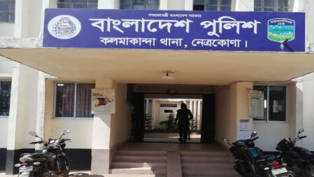 মায়ের কোলে থাকা শিশুকে পিটিয়ে হত্যা