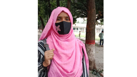 চাকরি-পরিবার সামলে ঢাবির আইন বিভাগে পড়ার স্বপ্ন পোশাককর্মী পারভীনের