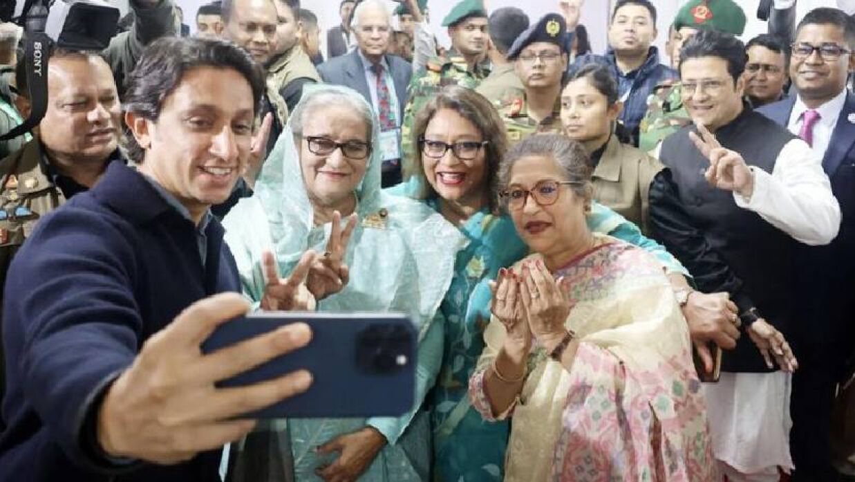 ভোটকেন্দ্রে রাদওয়ান মুজিবের সেলফিতে মায়ের সঙ্গে পুতুল