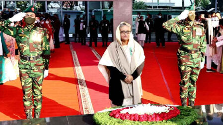 স্বদেশ প্রত্যাবর্তন দিবসে বঙ্গবন্ধুর প্রতিকৃতিতে প্রধানমন্ত্রীর শ্রদ্ধা
