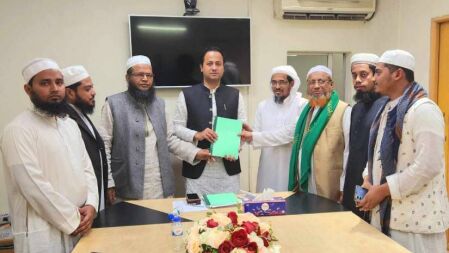 শিক্ষামন্ত্রীর সঙ্গে সাক্ষাৎ করে পাঠ্যপুস্তকের পর্যবেক্ষণ তুলে ধরলেন হেফাজত নেতারা