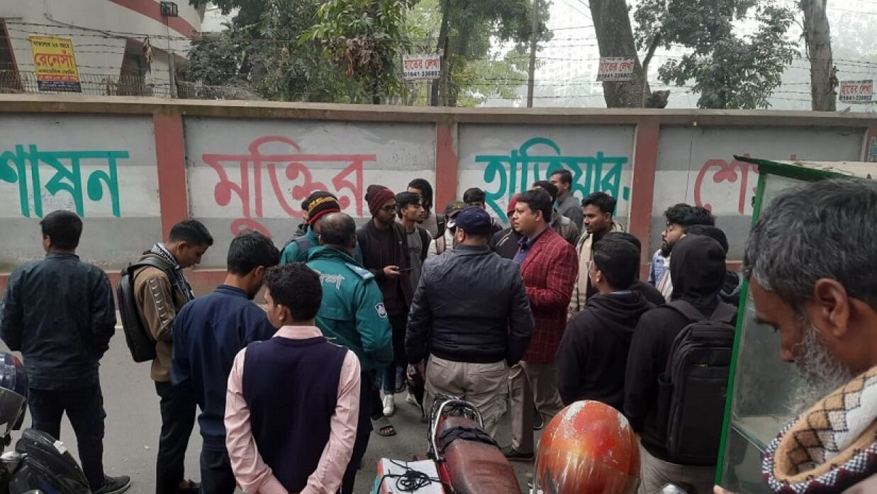 সমঝোতার আশ্বাসে বাস ছাড়লেন ঢাকা কলেজ শিক্ষার্থীরা