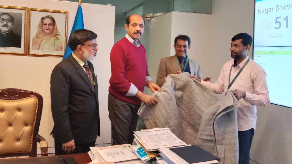মানারাত ইউনিভার্সিটির কর্মচারীদের মাঝে মেয়র আতিকুলের কম্বল বিতরণ