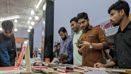 অমর একুশে বইমেলার তৃতীয় দিনে ভিড়ের সঙ্গে বেড়েছে বিক্রিও