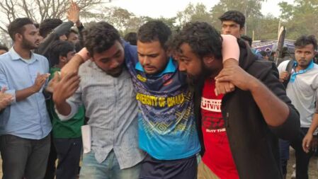 রাবির খেলার মাঠে ঢাবি শিক্ষার্থীর ভাইরাল হওয়া ছবিটি হামলার আগের