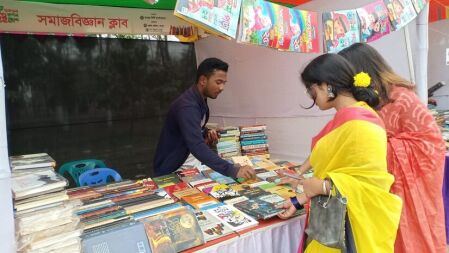 বইপ্রেমীদের পদচারণায় মুখর বেরোবির ‘গুনগুন-রণন’ বইমেলা