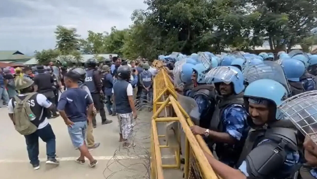 বরখাস্ত পুলিশকে সপদে বহালে সশস্ত্র বিদ্রোহীরা আন্দোলনে! বিক্ষোভে হতাহত ২৭