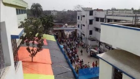 মালদায় পরীক্ষা কেন্দ্রে ছাত্রীদের ‘অশোভনীয়ভাবে’ তল্লাশি, বিক্ষোভ ঠেকাতে পুলিশ