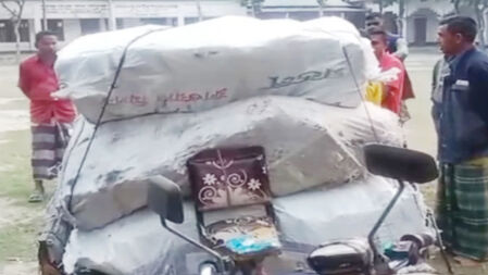 ভ্যানে করে নিয়ে যাওয়া হচ্ছিল বস্তাভর্তি মাধ্যমিকের বই
