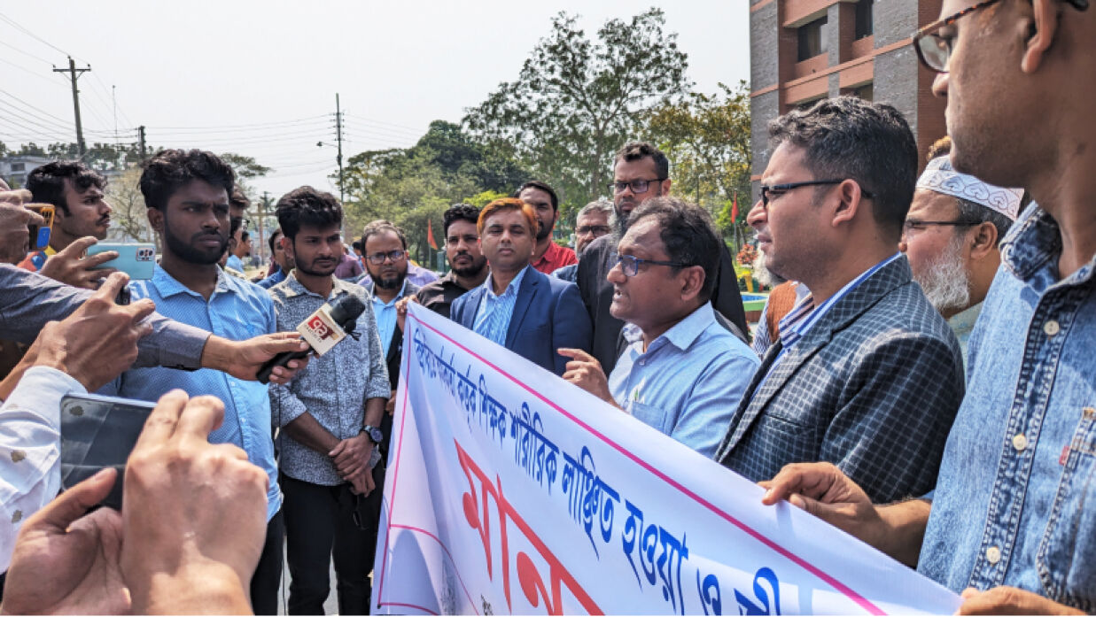 কর্মকর্তার হাতে শিক্ষক লাঞ্ছনার ঘটনায় উত্তপ্ত পবিপ্রবি