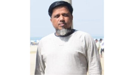 ‘থাপড়িয়ে’ শিক্ষকদের ‘দাঁত ফেলে দেওয়া’র হুমকি কুবি কর্মকর্তার