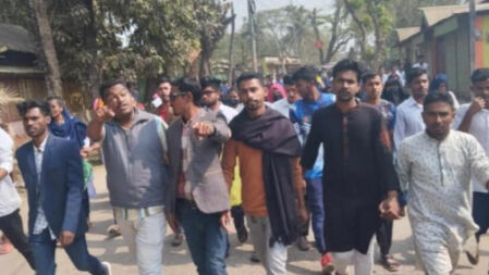 নেত্রকোনায় কলেজ ছাত্রী মৃত্যুর ঘটনায় সহপাঠীদের রাস্তা অবরোধ
