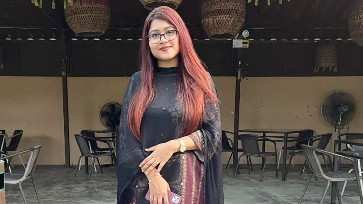 স্নাতকের পর এবার স্নাতকোত্তরেও স্বর্ণপদক পাচ্ছেন ইস্ট ওয়েস্টের সুমনা ইয়াছমিন