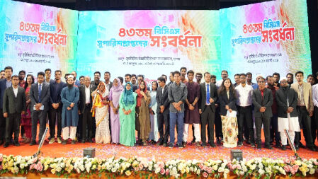 বর্ণাঢ্য আয়োজনে ৪৩তম বিসিএস সংবর্ধনা উত্তরণে