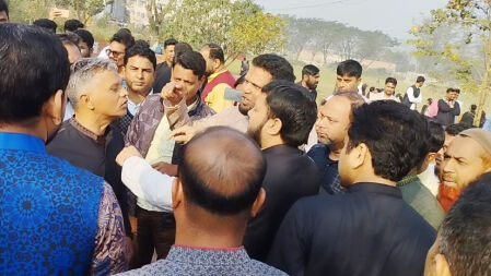 শহীদ মিনারে ফুল দেওয়া নিয়ে পাবিপ্রবি কর্মকর্তাদের হাতাহাতি