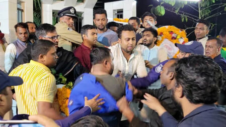 শহীদ মিনারে ফুল দেওয়াকে কেন্দ্র করে ছাত্রলীগের দুগ্রুপের সংঘর্ষ