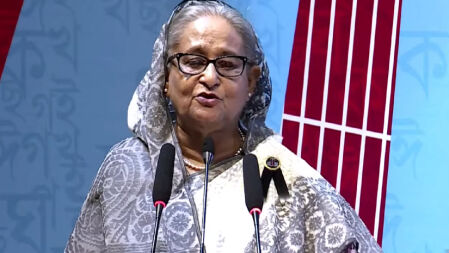 কিছু লোক টাকা হলেই ইংরেজিতে কথা বলা স্মার্ট মনে করে : প্রধানমন্ত্রী