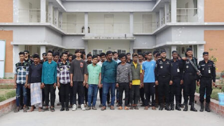 রাজধানী থেকে কিশোর গ্যাংয়ের ৫০ সদস্য আটক 
