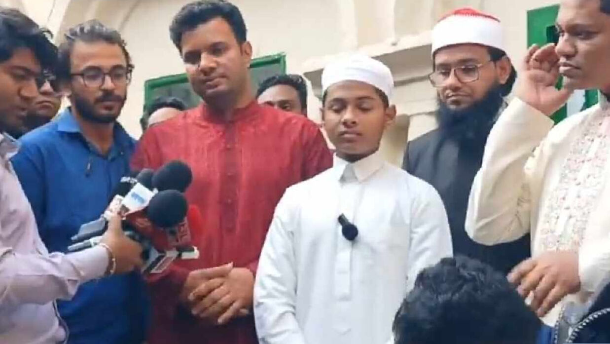 বিশ্বজয়ী হাফেজ বশিরকে ছাত্রলীগের সংবর্ধনা
