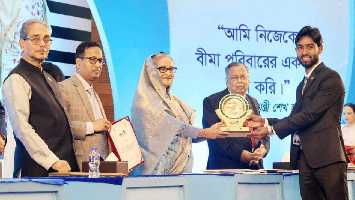জাতীয় বীমা দিবসে রচনা প্রতিযোগিতায় দ্বিতীয় রাবি শিক্ষার্থী মিন্টু