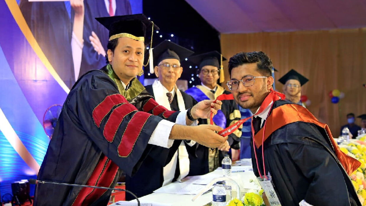 সিজিপিএ ৪-এ ৪ পেয়ে স্বর্ণপদক পেলেন ইস্ট ওয়েস্টের আবু তৈয়ব