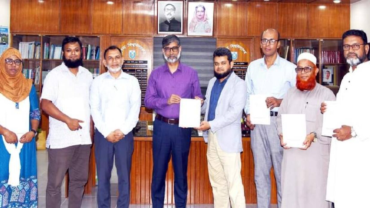কেইউ স্টাডিজের প্রকাশিত সংখ্যার মোড়ক উন্মোচন করলেন খুবি উপাচার্য