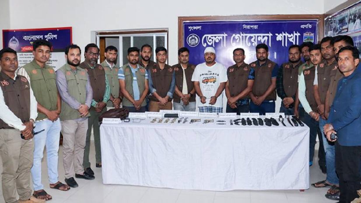 দুই পিস্তল, ১২ চাকু নিয়েই ক্যাম্পাসে এসেছিলেন মেডিকেল শিক্ষক রায়হান