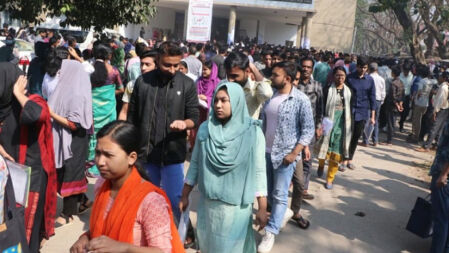 মাঝপথে ট্রেনের ইঞ্জিন বিকল, ৭০০ রাবি ভর্তিচ্ছু পরীক্ষা দিলেন যেভাবে