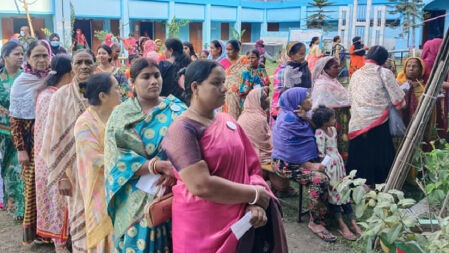  ভোটারদের সাবান-লেবু দিয়ে হাত ধুতে বললেন নির্বাচন কর্মকর্তা