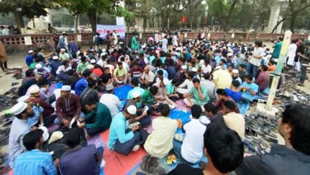 ক্যাম্পাসে ইফতার: ইবাদত, উৎসব থেকে প্রতিবাদ ও রাজনীতিতে রূপান্তর!