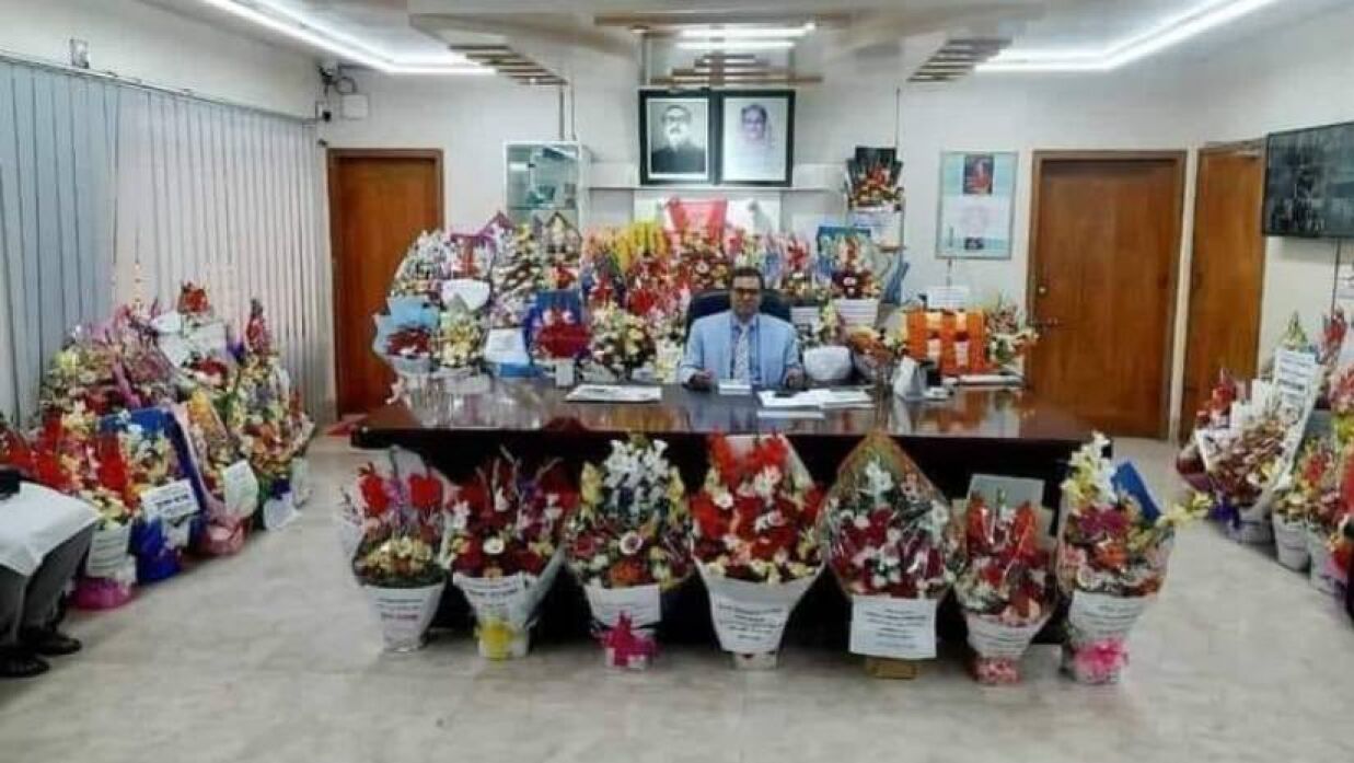 ফুলের মাঝে বরিশাল বিশ্ববিদ্যালয় ভিসির ছবি নিয়ে আলোচনা-সমালোচনা