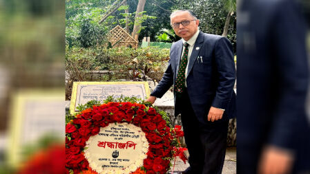 সাবেক মেয়র মহিউদ্দীন চৌধুরীর কবরে চবির নতুন ভিসির পুষ্পস্তবক অর্পণ 