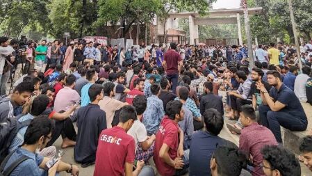 নিরাপদ ক্যাম্পাসের দাবিতে দ্বিতীয় দিনের মতো আন্দোলনে বুয়েট শিক্ষার্থীরা