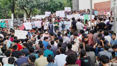 ৬ ছাত্রের স্থায়ী বহিষ্কারের দাবিতে বুয়েট শিক্ষার্থীদের আল্টিমেটাম