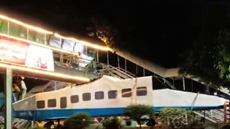 ওভারব্রিজে আটকে গেল নৌ-বাহিনীর উড়োজাহাজ, সরাতে হয়েছে লেজ কেটে!