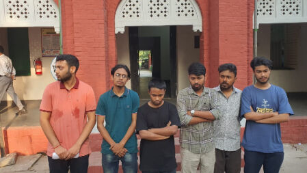 বুয়েটে ছাত্ররাজনীতি চালুর দাবিতে ক্যাম্পাসে ৬ শিক্ষার্থীর সংবাদ সম্মেলন