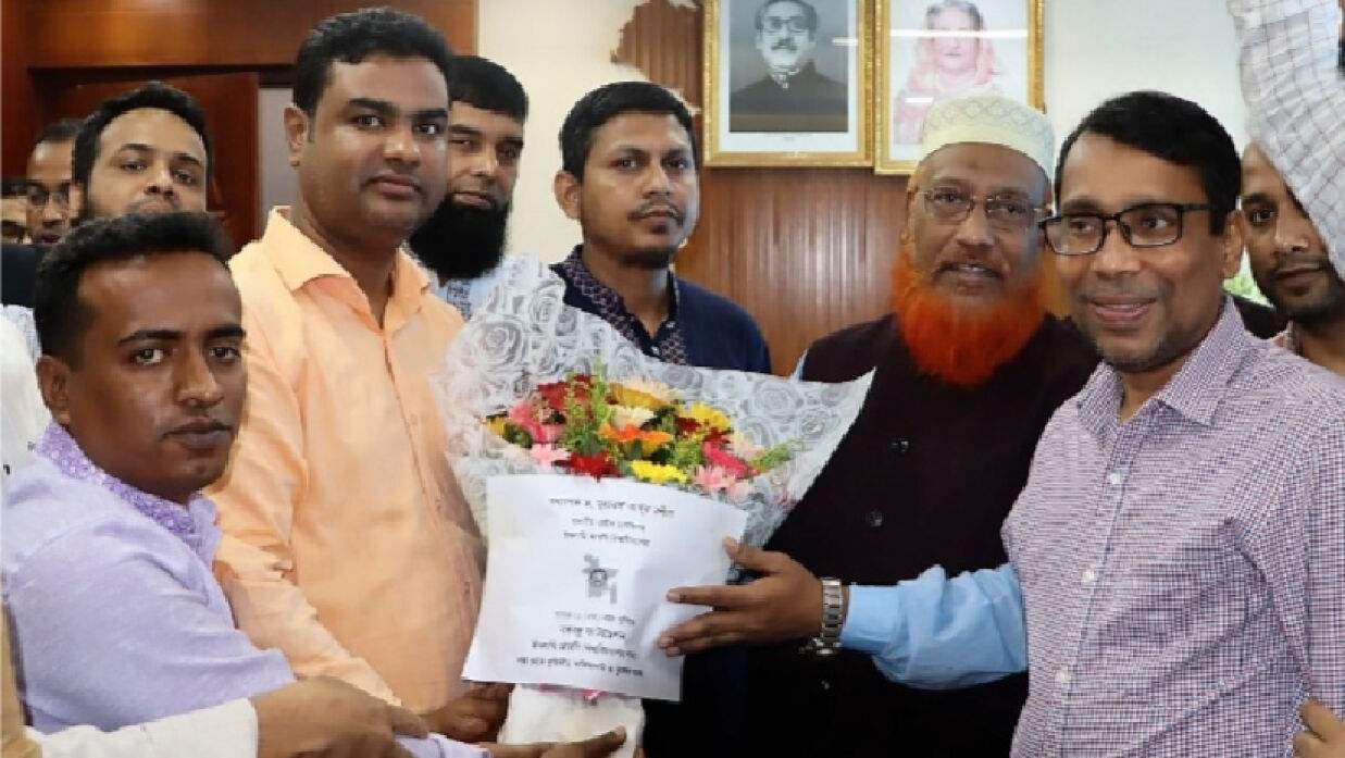 আরবি বিশ্ববিদ্যালয়ের ভিসির এক বছর পূর্তিতে বঙ্গবন্ধু ফাউন্ডেশন ইআবির ফুলেল শুভেচ্ছা