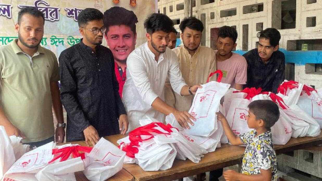ঢাবি ছাত্রলীগ সভাপতির ঈদ উপহার পেয়ে উচ্ছ্বসিত সুবিধাবঞ্চিত শিশুরা