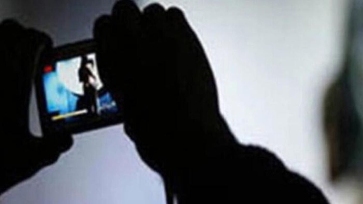 ছাত্রীর সঙ্গে শিক্ষকের অনৈতিক ভিডিও ফাঁস