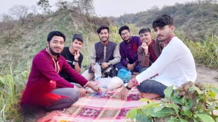 চবির ১১০ মিটার উঁচু পাহাড়ে বন্ধুদের সঙ্গে ইফতার বেশ রোমাঞ্চকর