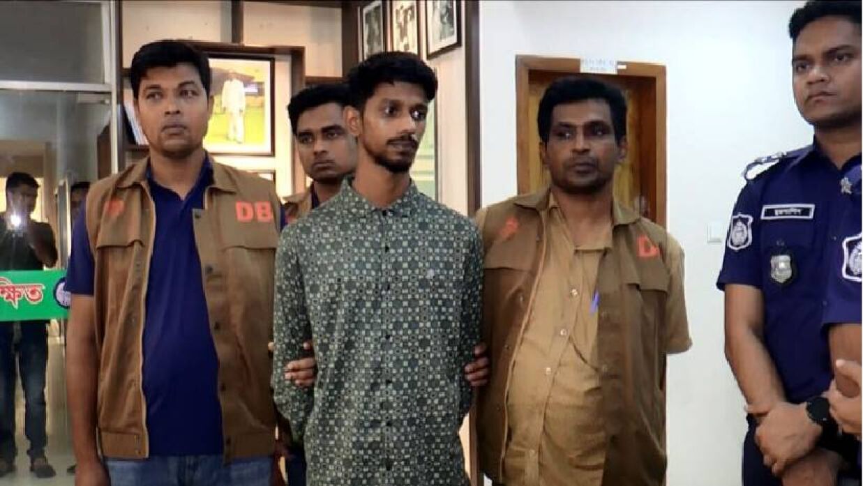 সহকারী শিক্ষক নিয়োগের প্রশ্নপত্র ফাঁসকারী চক্রের অন্যতম সদস্য গ্রেপ্তার