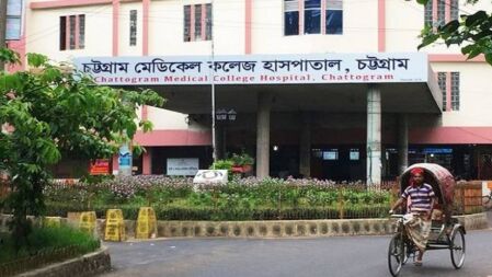 হাসপাতালে শিশুর মৃত্যু, চিকিৎসককে মেরে আইসিইউতে পাঠাল রোগীর স্বজনরা