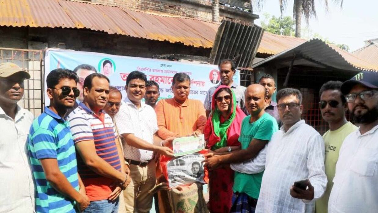 খুলনায় চার্চে অগ্নিকাণ্ডে ক্ষতিগ্রস্তদের সহায়তা বিএনপি নেতা বকুলের