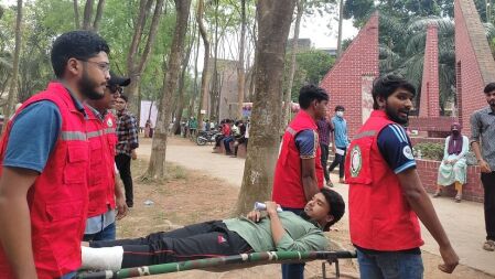 মনের জোরে ভাঙা পা নিয়ে ভর্তি পরীক্ষা দিলেন রিয়াদ