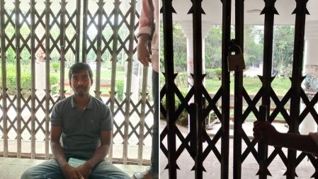 বেরোবিতে দু-মাস ধরে নেই বিভাগীয় প্রধান, প্রশাসনিক ভবনে তালা দিল শিক্ষার্থীরা