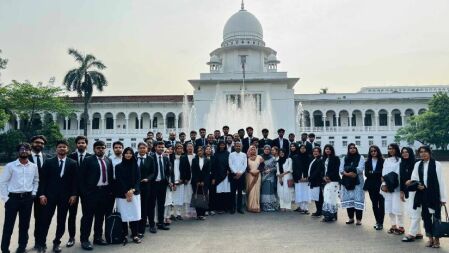 বিচারিক কার্যক্রম পর্যবেক্ষণে চবির আইন বিভাগের শিক্ষার্থীরা