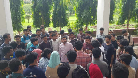 বাসে যবিপ্রবি ছাত্রীকে শ্লীলতাহানি, প্রতিবাদে শিক্ষার্থীদের বিক্ষোভ